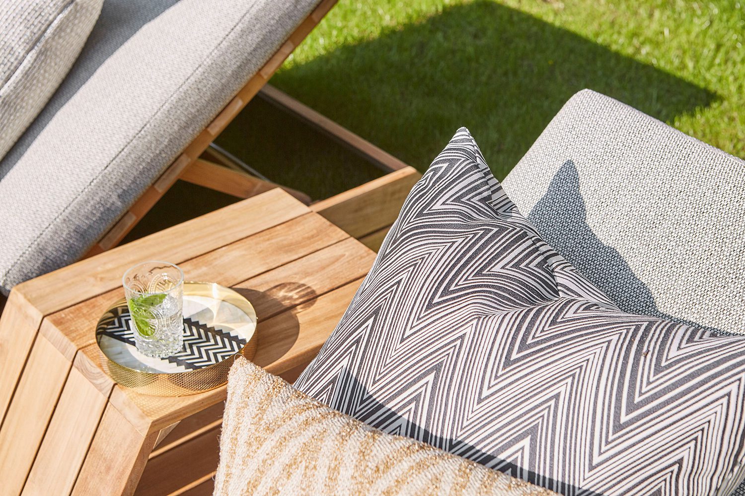 Lounger_SUNS_LIDO_Softgrey_mood_detail1_1_1500.jpg
